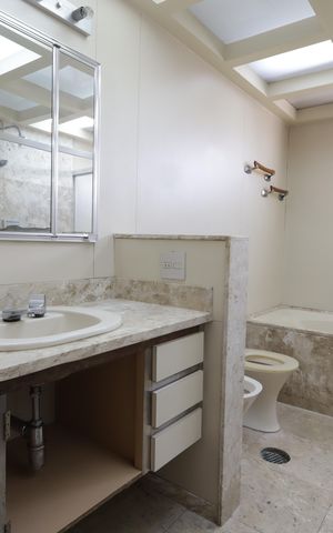 Apartamento à venda com 476m², 4 quartos e 5 vagasBanheiro da Suíte 2