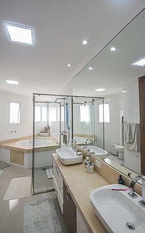 Apartamento à venda com 250m², 3 quartos e 4 vagas Apartamento à venda com 250m², 3 quartos e 4 vagasBanheiro da Suíte