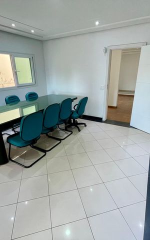 Casa à venda com 380m², 4 quartos e 4 vagas Casa à venda com 380m², 4 quartos e 4 vagasCozinha