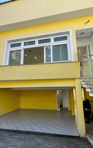 Casa à venda com 380m², 4 quartos e 4 vagas Casa à venda com 380m², 4 quartos e 4 vagasFachada