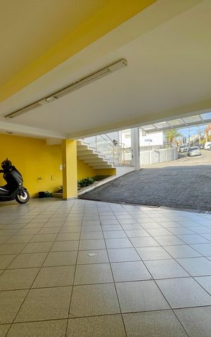 Casa à venda com 380m², 4 quartos e 4 vagas Casa à venda com 380m², 4 quartos e 4 vagasGaragem