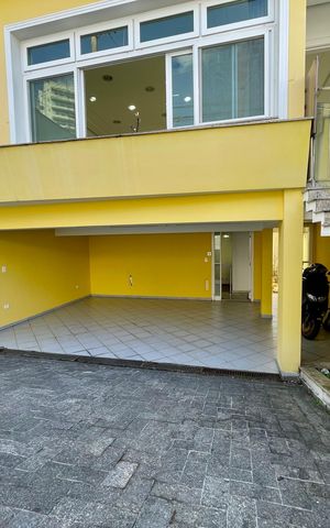 Casa à venda com 380m², 4 quartos e 4 vagas Casa à venda com 380m², 4 quartos e 4 vagasGaragem