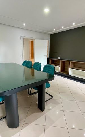 Casa à venda com 380m², 4 quartos e 4 vagas Casa à venda com 380m², 4 quartos e 4 vagasCozinha