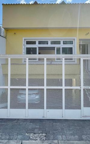 Casa à venda com 380m², 4 quartos e 4 vagas Casa à venda com 380m², 4 quartos e 4 vagasFachada
