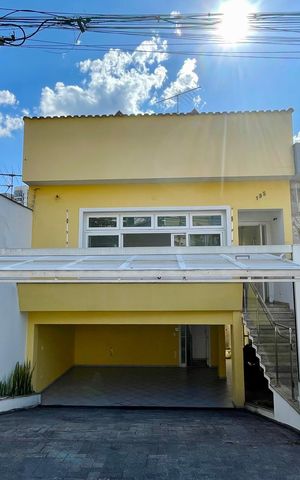 Casa à venda com 380m², 4 quartos e 4 vagas Casa à venda com 380m², 4 quartos e 4 vagasFachada