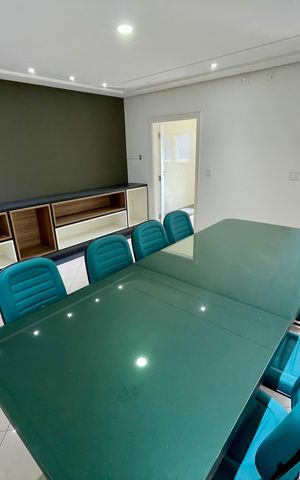 Casa à venda com 380m², 4 quartos e 4 vagas Casa à venda com 380m², 4 quartos e 4 vagasCozinha