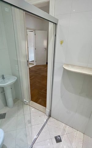 Casa à venda com 380m², 4 quartos e 4 vagas Casa à venda com 380m², 4 quartos e 4 vagasBanheiro da Suíte 1