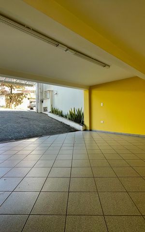 Casa à venda com 380m², 4 quartos e 4 vagas Casa à venda com 380m², 4 quartos e 4 vagasGaragem
