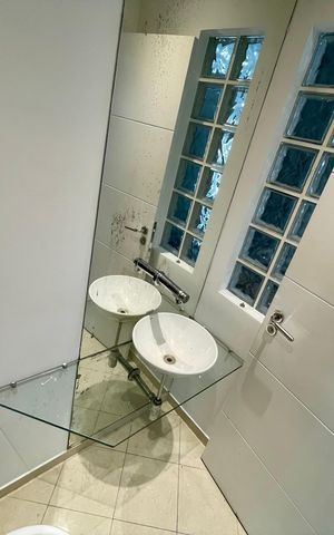 Casa à venda com 380m², 4 quartos e 4 vagas Casa à venda com 380m², 4 quartos e 4 vagasLavabo 2