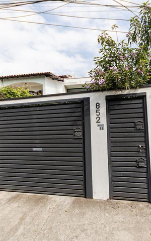 Casa à venda com 143m², 1 quarto e 2 vagas Casa à venda com 143m², 1 quarto e 2 vagasFachada