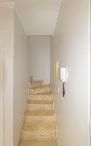 Casa de condomínio à venda com 92m², 3 quartos e 3 vagas Casa de condomínio à venda com 92m², 3 quartos e 3 vagasEscada