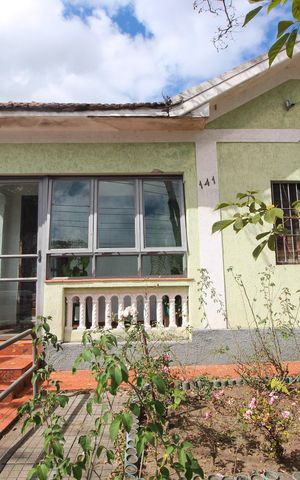 Casa à venda com 370m², 2 quartos e 2 vagasFachada