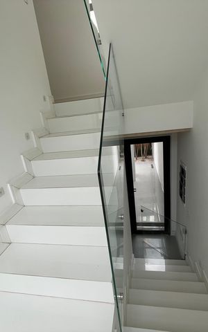 Casa de condomínio para alugar com 148m², 3 quartos e 2 vagas Casa de condomínio para alugar com 148m², 3 quartos e 2 vagasEscada