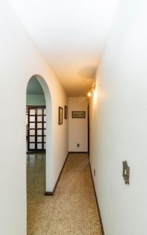 Casa à venda com 240m², 5 quartos e 4 vagas Casa à venda com 240m², 5 quartos e 4 vagasCorredor