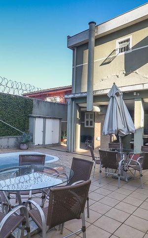 Casa à venda com 490m², 3 quartos e 1 vagaFundos