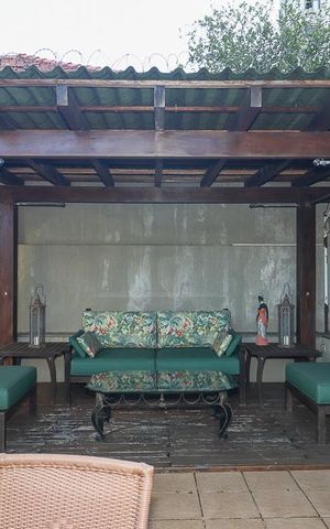 Casa à venda com 490m², 3 quartos e 1 vagaFundos
