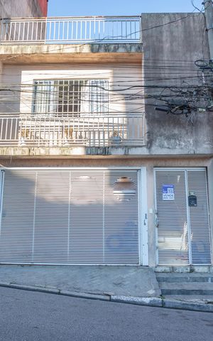 Casa à venda com 276m², 3 quartos e 2 vagas Casa à venda com 276m², 3 quartos e 2 vagasFachada