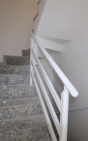Casa de condomínio à venda com 117m², 2 quartos e 2 vagasEscada