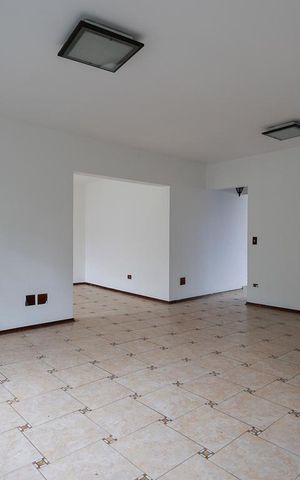 Casa à venda com 510m², 4 quartos e 8 vagas Casa à venda com 510m², 4 quartos e 8 vagasSala de estar