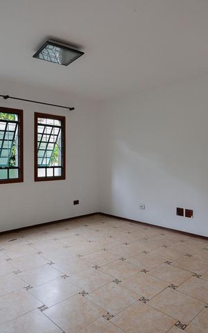Casa à venda com 510m², 4 quartos e 8 vagas Casa à venda com 510m², 4 quartos e 8 vagasSala de estar