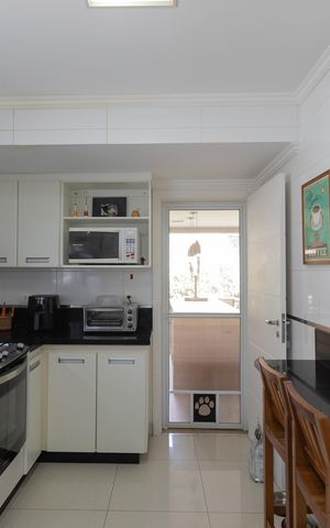 Casa à venda com 370m², 4 quartos e 2 vagas Casa à venda com 370m², 4 quartos e 2 vagasCozinha