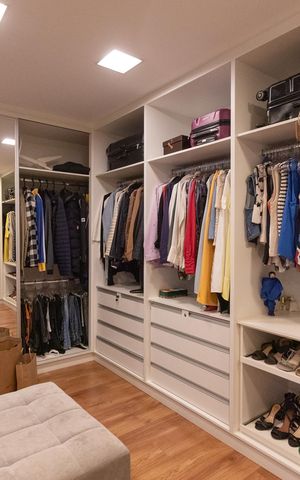 Casa à venda com 370m², 4 quartos e 2 vagas Casa à venda com 370m², 4 quartos e 2 vagasCloset da Suite 3