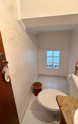 Casa à venda com 181m², 3 quartos e 2 vagas Casa à venda com 181m², 3 quartos e 2 vagasLavabo 1