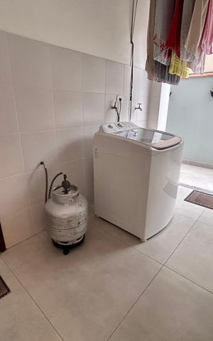 Casa à venda com 181m², 3 quartos e 2 vagas Casa à venda com 181m², 3 quartos e 2 vagasÁrea de Serviço