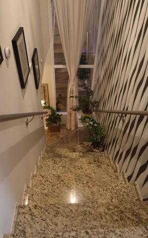 Casa à venda com 115m², 3 quartos e 2 vagasEscada