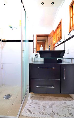 Casa à venda com 370m², 3 quartos e 8 vagasBanheiro da Suíte 2