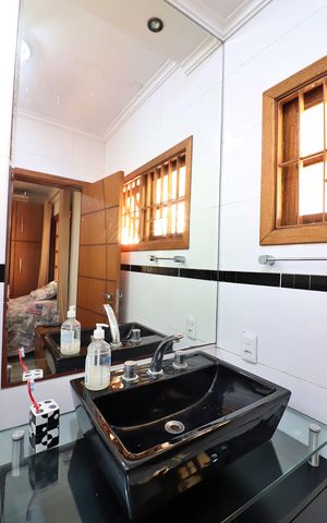 Casa à venda com 370m², 3 quartos e 8 vagasBanheiro da Suíte 2