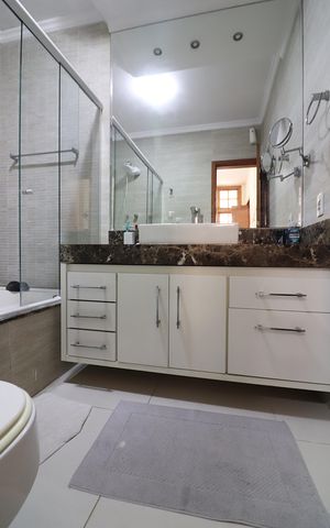 Casa à venda com 370m², 3 quartos e 8 vagasBanheiro da Suíte 1