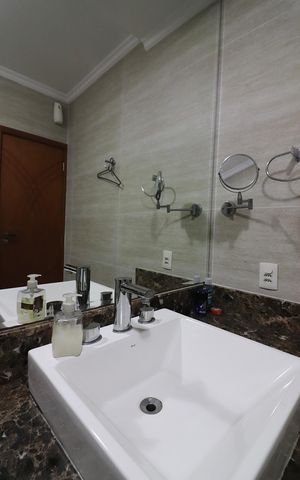 Casa à venda com 370m², 3 quartos e 8 vagasBanheiro da Suíte 1