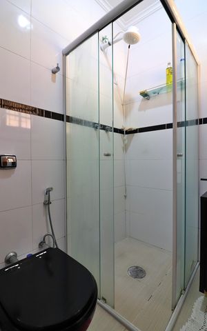 Casa à venda com 370m², 3 quartos e 8 vagasBanheiro da Suíte 2