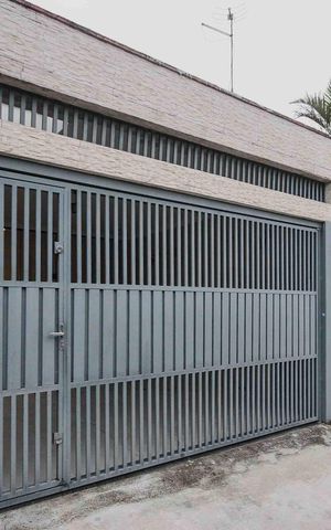 Casa à venda com 140m², 3 quartos e 2 vagas Casa à venda com 140m², 3 quartos e 2 vagasFachada