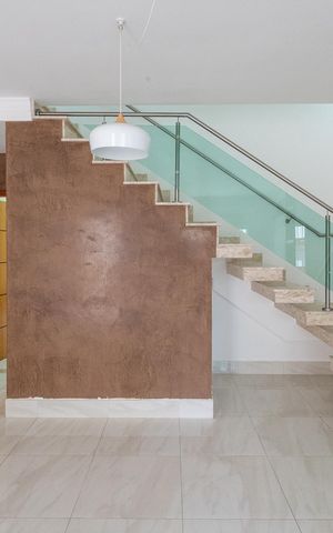 Casa à venda com 95m², 3 quartos e 2 vagas Casa à venda com 95m², 3 quartos e 2 vagasSala