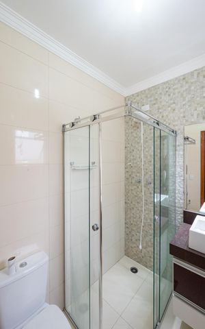 Casa à venda com 95m², 3 quartos e 2 vagas Casa à venda com 95m², 3 quartos e 2 vagasBanheiro da Suíte
