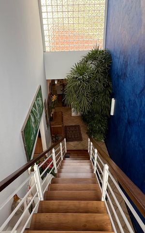 Casa à venda com 230m², 5 quartos e 2 vagas Casa à venda com 230m², 5 quartos e 2 vagasEscada