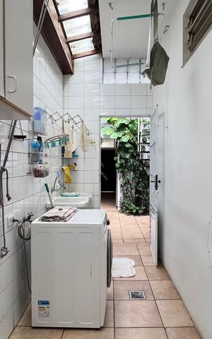 Casa à venda com 230m², 5 quartos e 2 vagas Casa à venda com 230m², 5 quartos e 2 vagasÁrea de Serviço