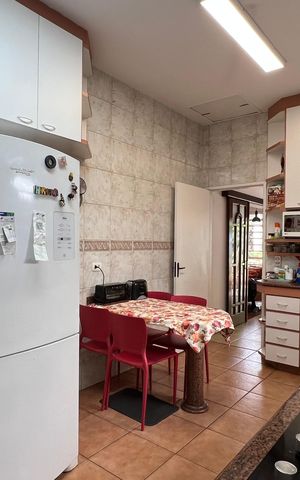 Casa à venda com 230m², 5 quartos e 2 vagas Casa à venda com 230m², 5 quartos e 2 vagasCozinha