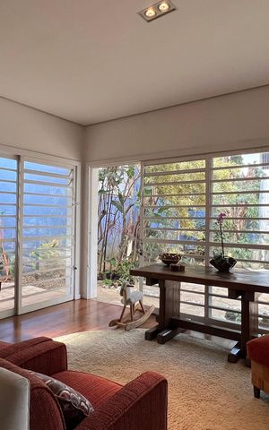 Casa à venda com 230m², 5 quartos e 2 vagas Casa à venda com 230m², 5 quartos e 2 vagasSala