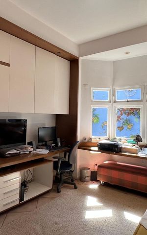 Casa à venda com 230m², 5 quartos e 2 vagas Casa à venda com 230m², 5 quartos e 2 vagasSala de TV
