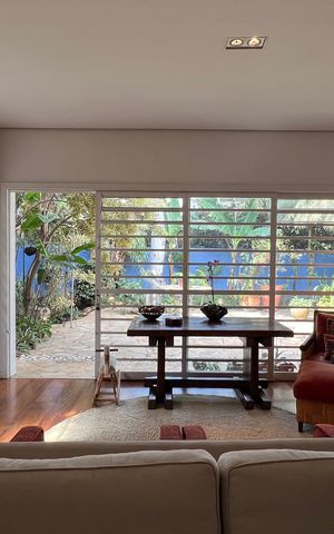 Casa à venda com 230m², 5 quartos e 2 vagas Casa à venda com 230m², 5 quartos e 2 vagasSala