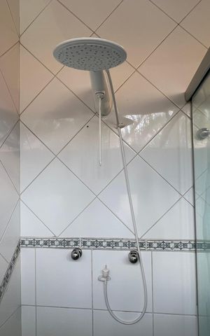Casa à venda com 230m², 5 quartos e 2 vagas Casa à venda com 230m², 5 quartos e 2 vagasBanheiro da Suíte 3 e 4