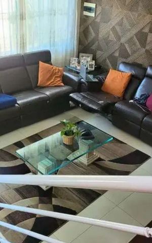 Casa à venda com 200m², 3 quartos e 7 vagas Casa à venda com 200m², 3 quartos e 7 vagasSala