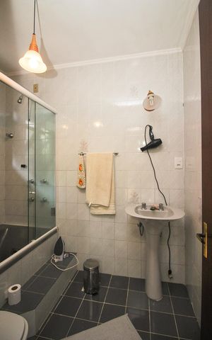 Casa à venda com 292m², 4 quartos e 4 vagas Casa à venda com 292m², 4 quartos e 4 vagasBanheiro da Suíte