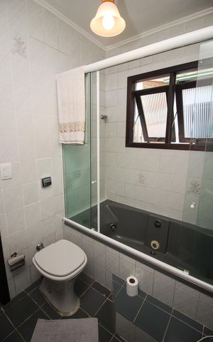 Casa à venda com 292m², 4 quartos e 4 vagas Casa à venda com 292m², 4 quartos e 4 vagasBanheiro da Suíte