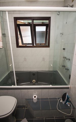 Casa à venda com 292m², 4 quartos e 4 vagas Casa à venda com 292m², 4 quartos e 4 vagasBanheiro da Suíte