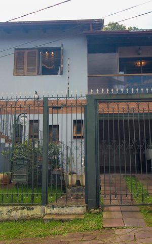 Casa à venda com 292m², 4 quartos e 4 vagas Casa à venda com 292m², 4 quartos e 4 vagasFachada