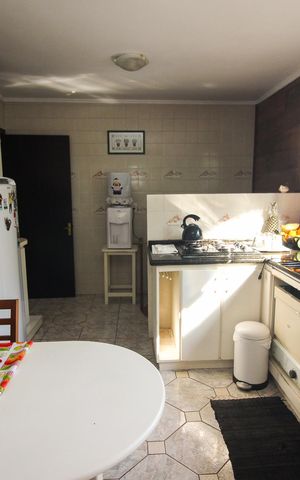 Casa à venda com 292m², 4 quartos e 4 vagas Casa à venda com 292m², 4 quartos e 4 vagasCozinha